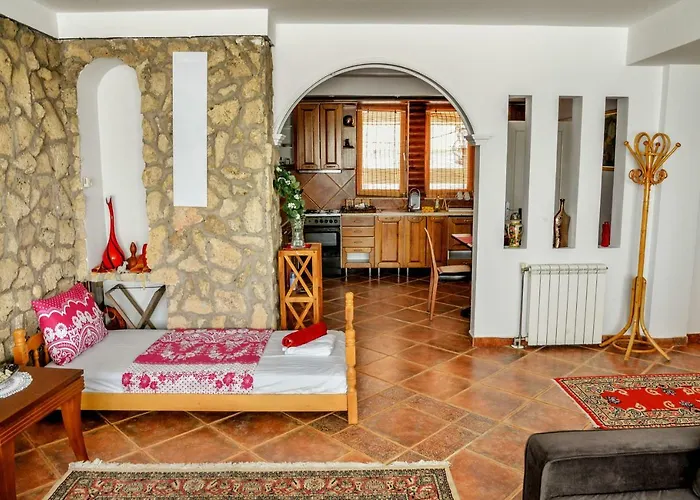 Tomas Apartments